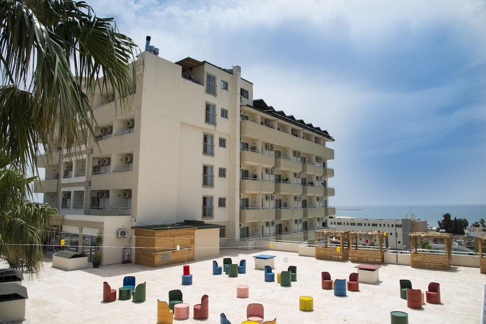 Sunbeach Hill Hotel Side Exterior photo